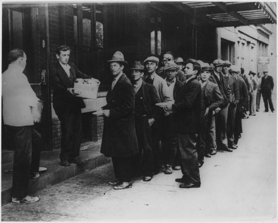 Lång rad människor som väntar på att matas i brödkanter i New York City under den stora depressionen